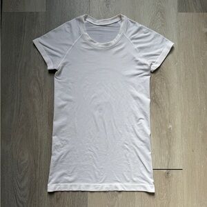 Lululemon white swiftly tech short sleeve shirt 2.0 hip length sz 6